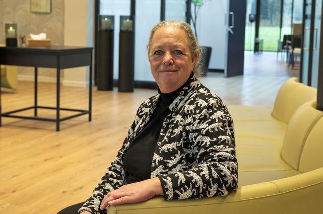 Jacqueline Zomers in een centrale ruimte van het crematorium. "Maatwerk wordt steeds belangrijker, het persoonlijke."