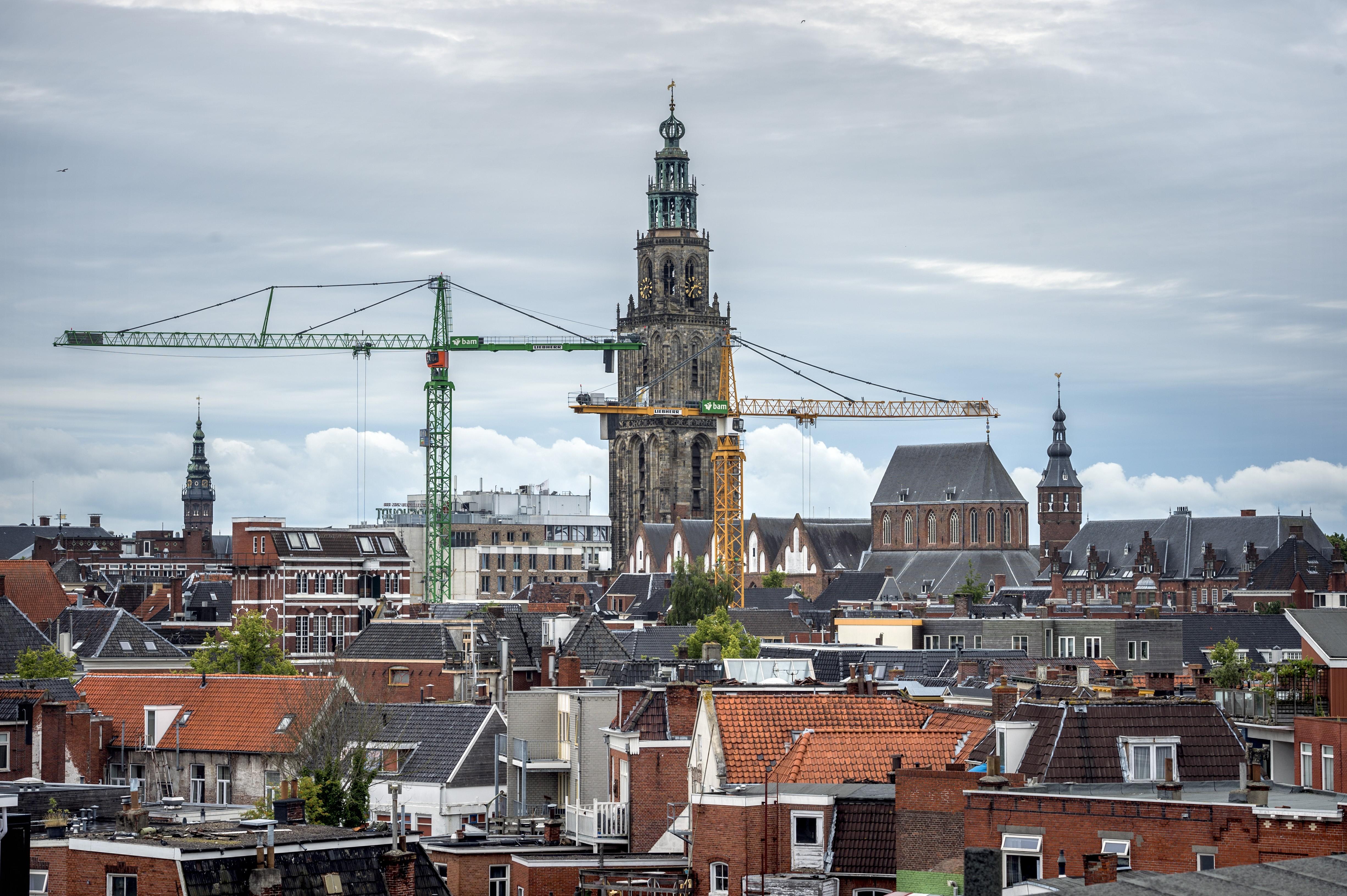 Bouwkranen in de Groningse binnenstad.