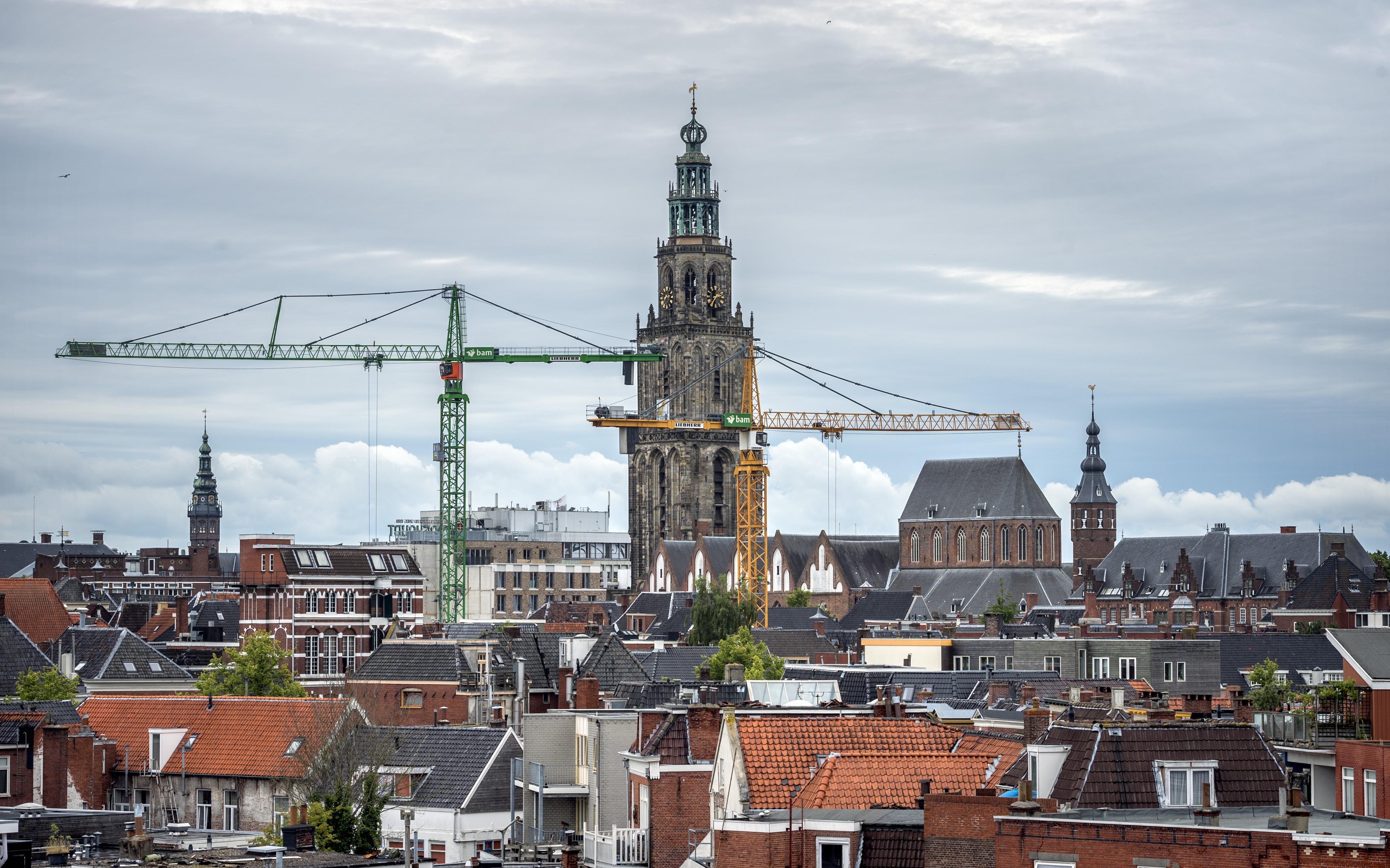 Bouwkranen in de Groningse binnenstad.