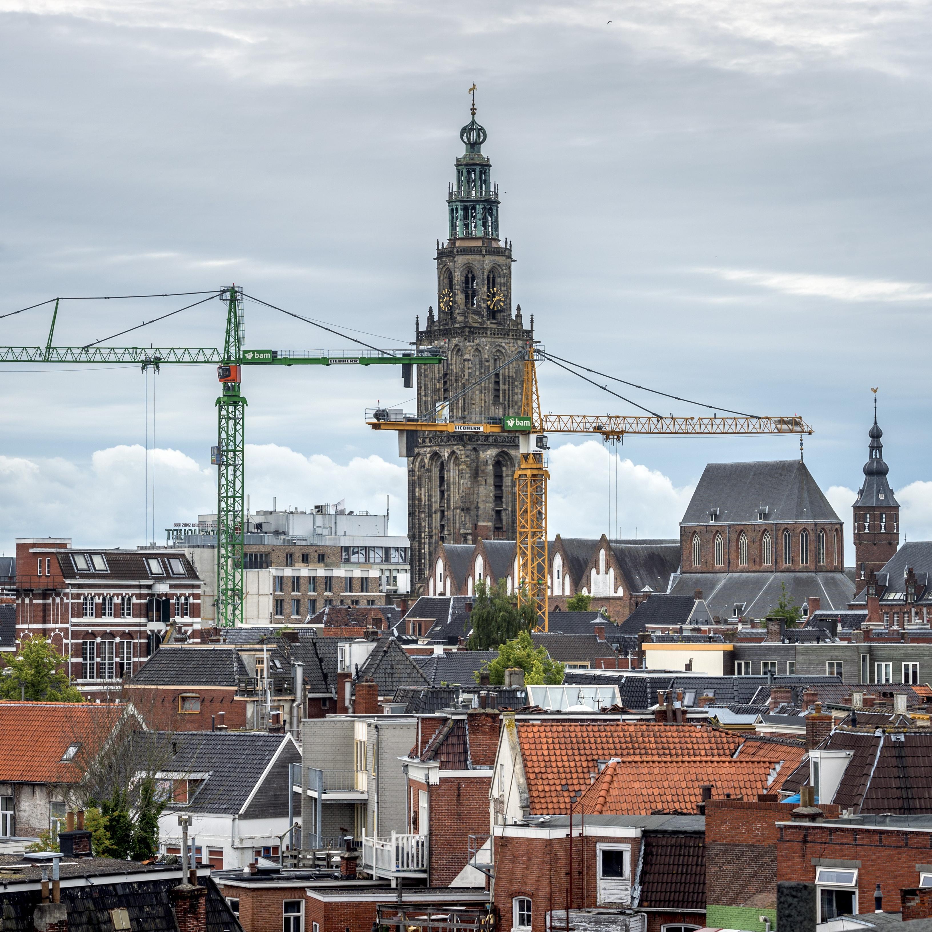 Bouwkranen in de Groningse binnenstad.