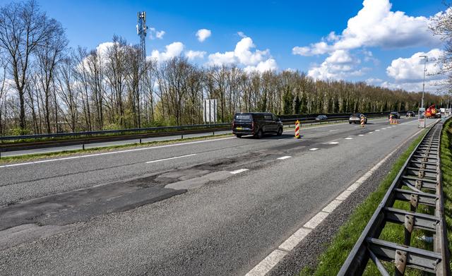Een wegafsluiting als gevolg van vorstschade op de A28 bij Assen. 