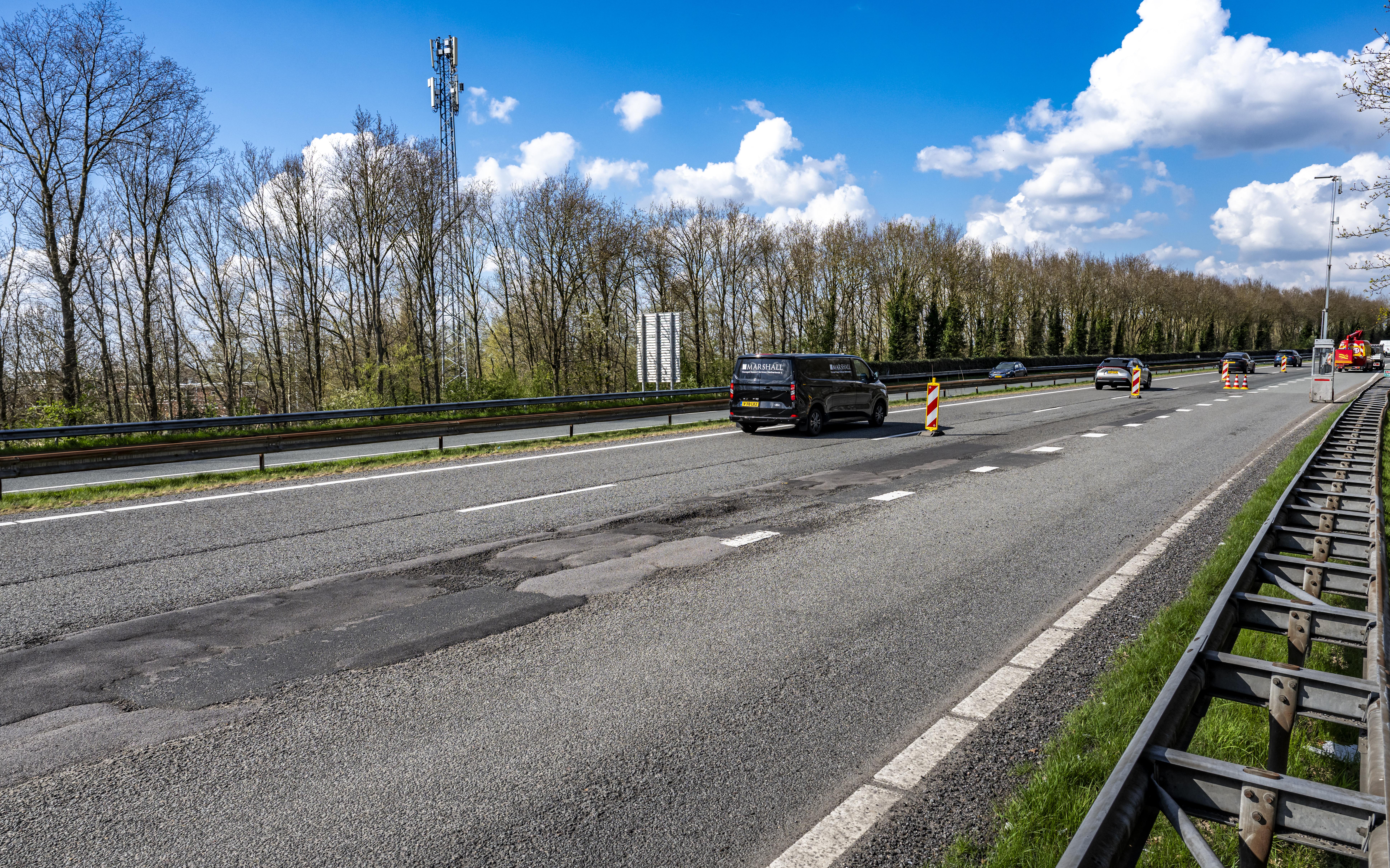 Een wegafsluiting als gevolg van vorstschade op de A28 bij Assen. 