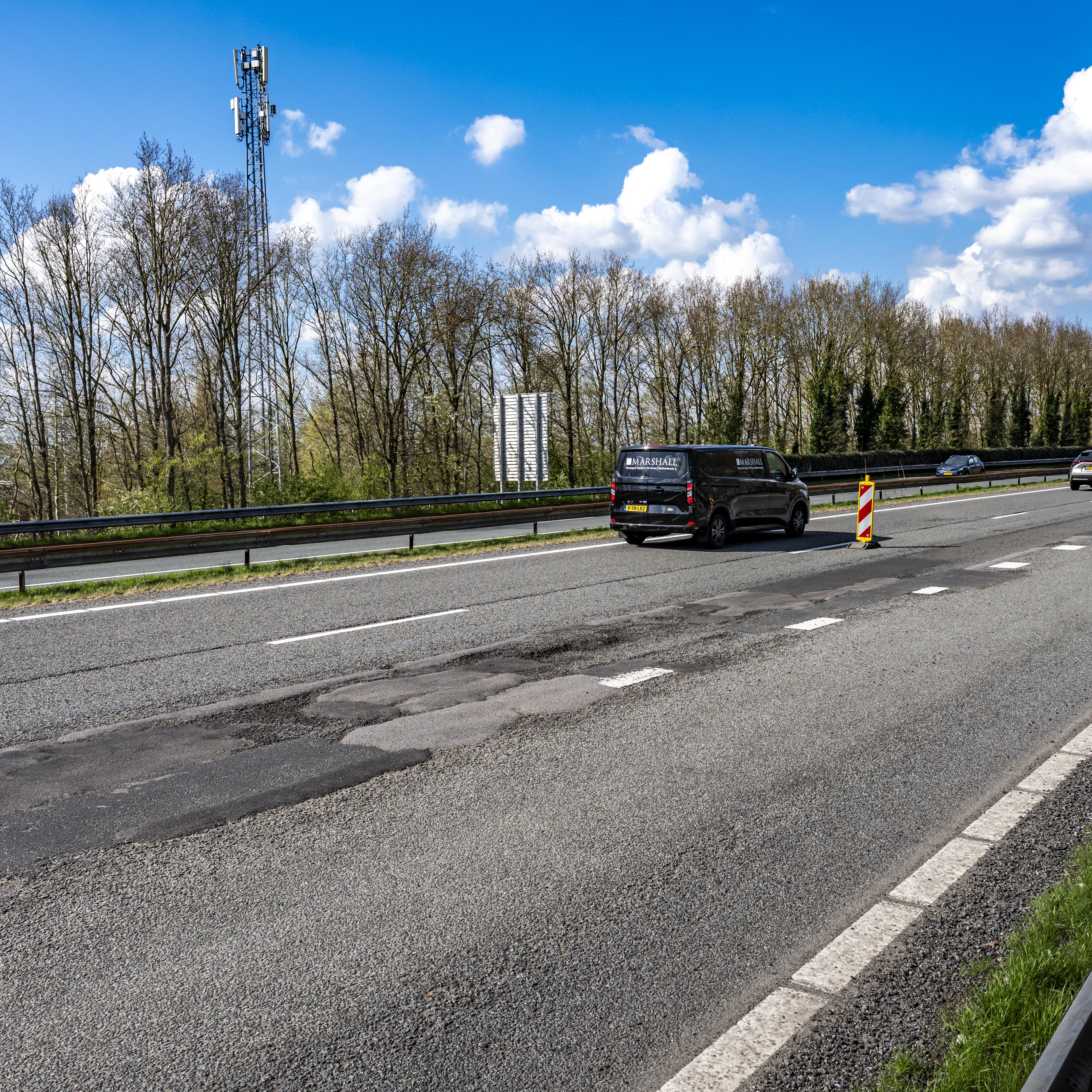Een wegafsluiting als gevolg van vorstschade op de A28 bij Assen. 