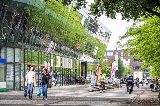 Het centrum van Klazienaveen. Links het woon- en winkelcomplex Schip 1.