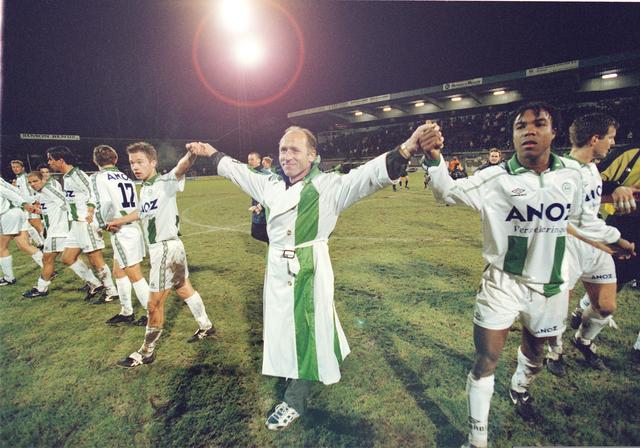 December 1999: hand in hand met zijn spelers (links zijn zoon Gregoor, rechts Kurt Elshot) bedankt FC Groningen-trainer Jan van Dijk het publiek. 