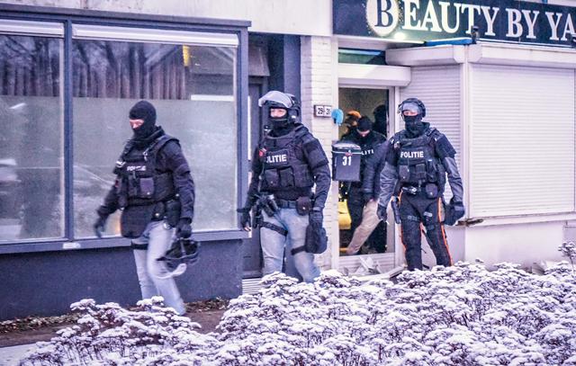 Arrestatieteams hebben eind januari invallen gedaan in woningen in Emmen en Exloo. 