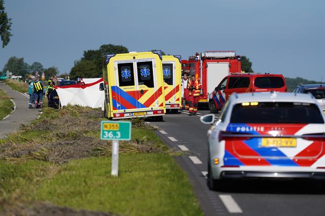 Twee auto's zijn maandagochtend tegen elkaar gebotst op de Friesestraatweg (N355) bij Grijpskerk.