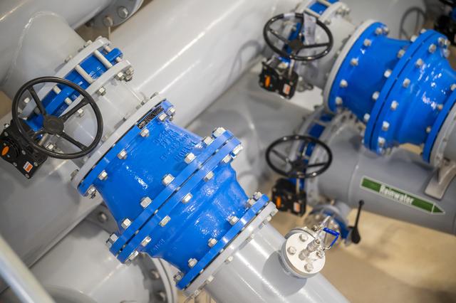 Veel kleppen en verbindingen in de nieuwe drinkwaterfabriek.