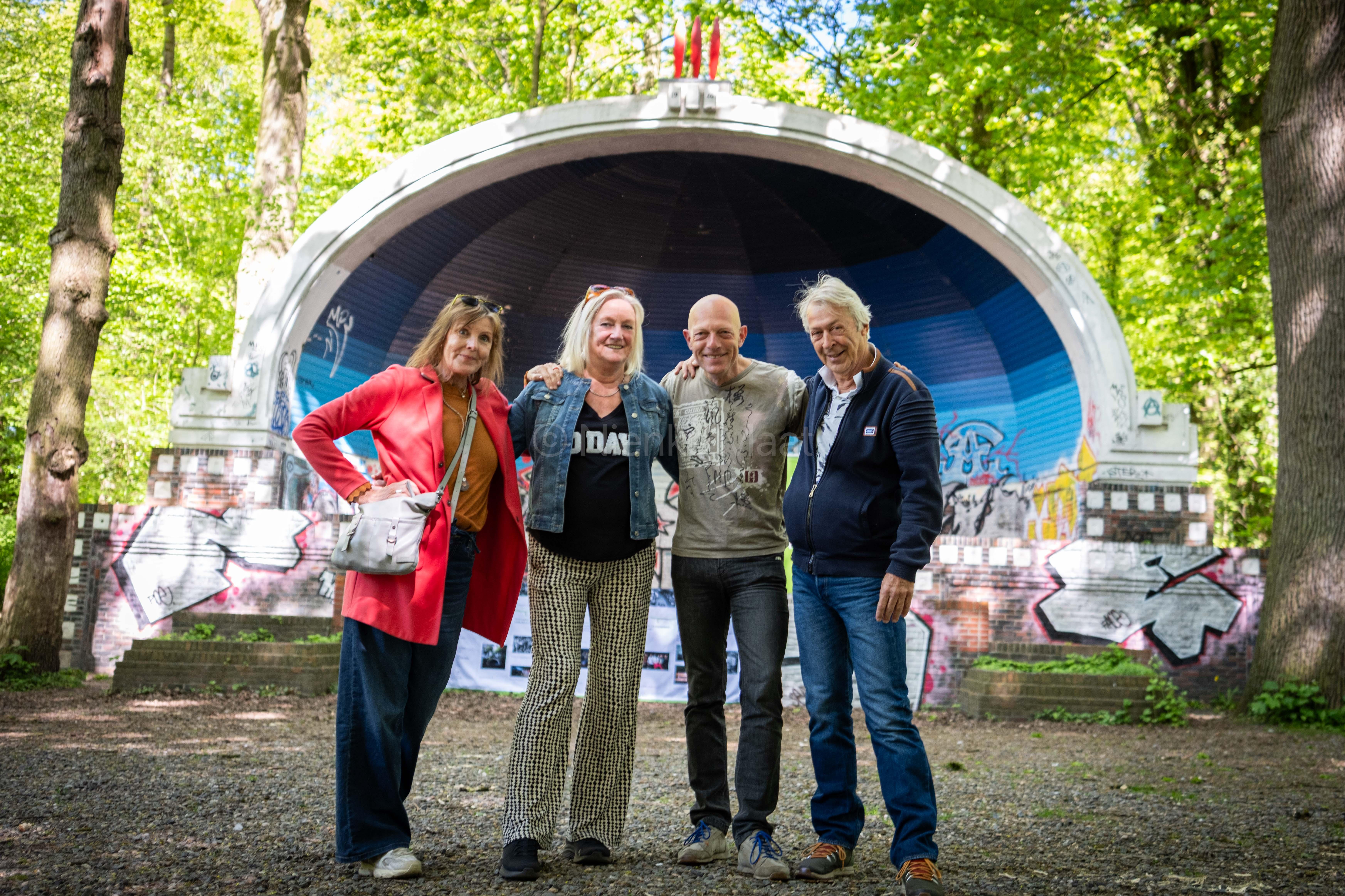 Annet Geerts, Aly Katerberg-van Rein, Peter Raaff en Henk Hindriks van het Comité Sterrebos Live vieren van af zondag de 20ste concertreeks in de muziekkoepel.