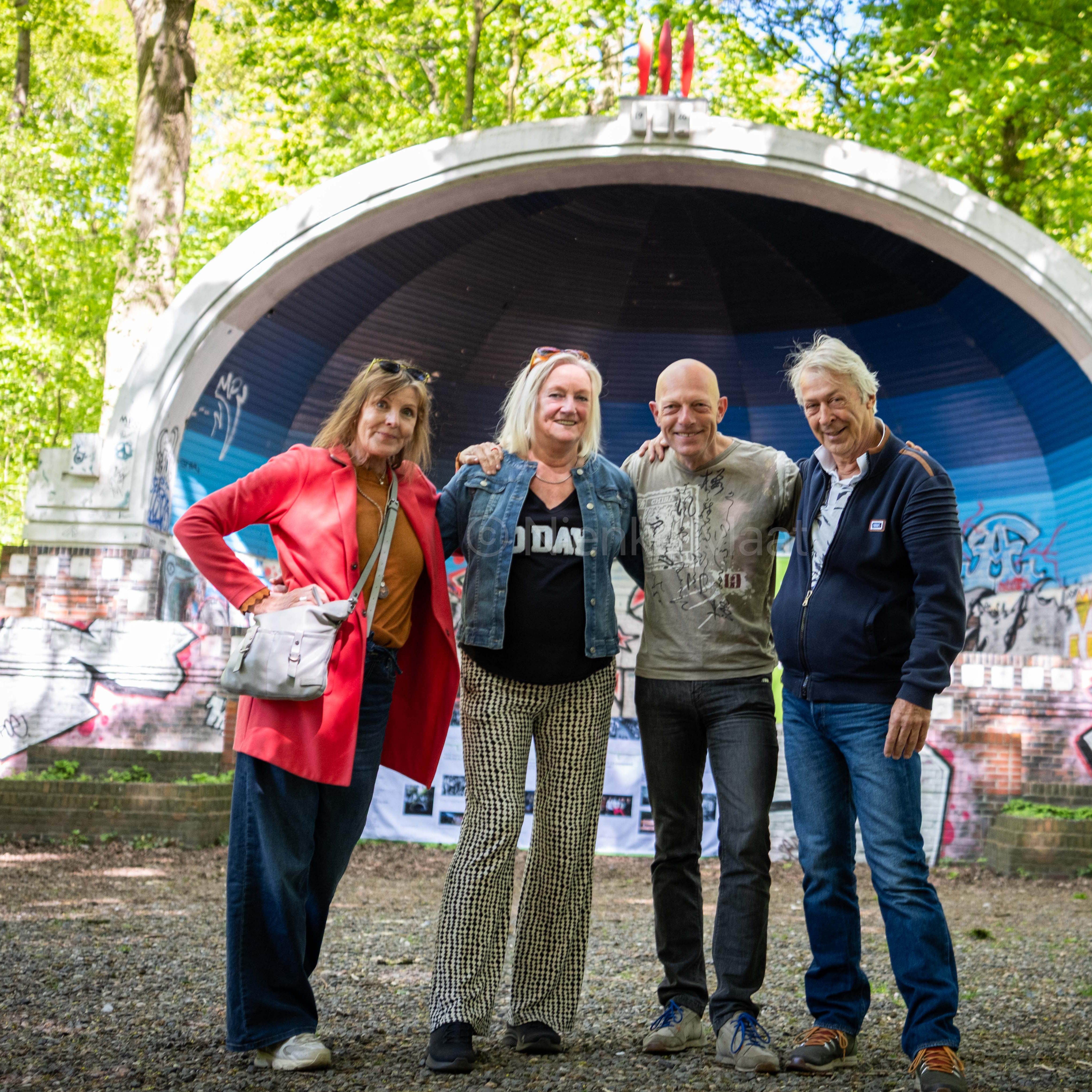 Annet Geerts, Aly Katerberg-van Rein, Peter Raaff en Henk Hindriks van het Comité Sterrebos Live vieren van af zondag de 20ste concertreeks in de muziekkoepel.