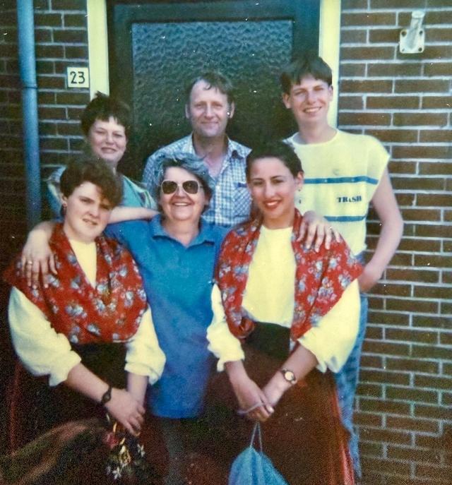 Puri (rechts) en een vriendin bij de ouders van Ageeth. Dat was in 1986.