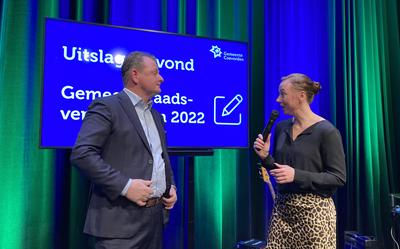 De Coevorden burgemeester Renze Bergsma in gesprek met presentatrice Ineke Kemper.
