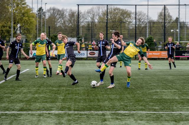 . Sievert Zomer van Groen Geel gaat onderuit. 