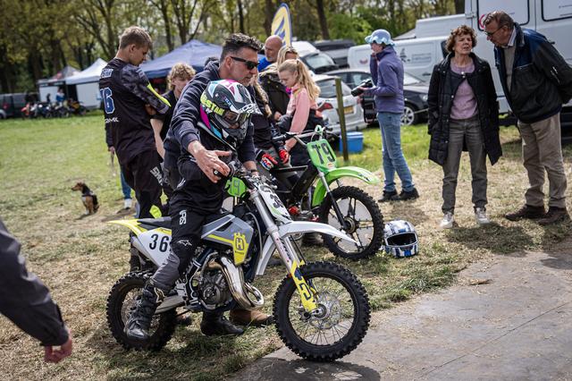 Papa Henk helpt Job naar de 'knetterweide'.