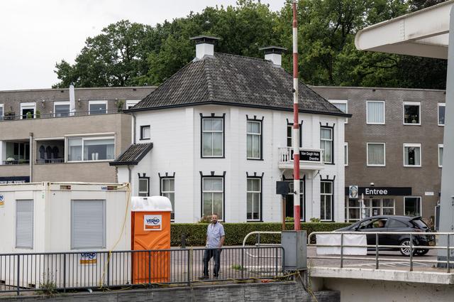 Is het vaarseizoen, dan staat er bij het Van Gogh Huis een container met hokje met een chemisch toilet. Dit tot ergernis van Plaatselijk Belang Nieuw-Amsterdam/Veenoord.