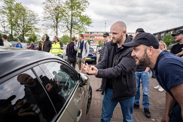 Aan het eind van de middag liepen de spanningen tussen beide groepen op, toen demonstranten van Groningen tegen extreem rechts wilden vertrekken van de parkeerplaats in het centrum. 