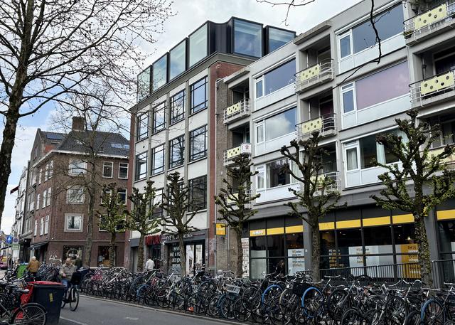 Boven Happy Italy in de Oosterstraat zijn hotelkamers gebouwd.
