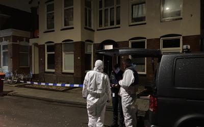 De forensische opsporing bij het pand aan de Stationsweg in Hoogezand waarin een 37-jarige man is omgebracht.