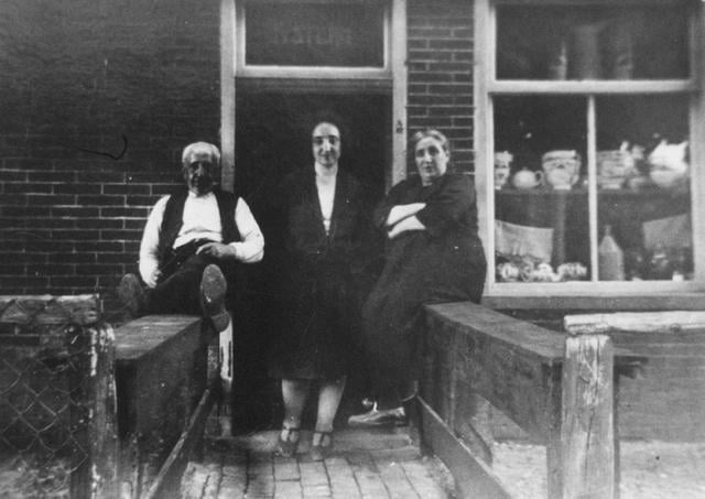 (vlnr) David Stern (vader), Betje Stern en Saartje Gottfriedt (moeder). 