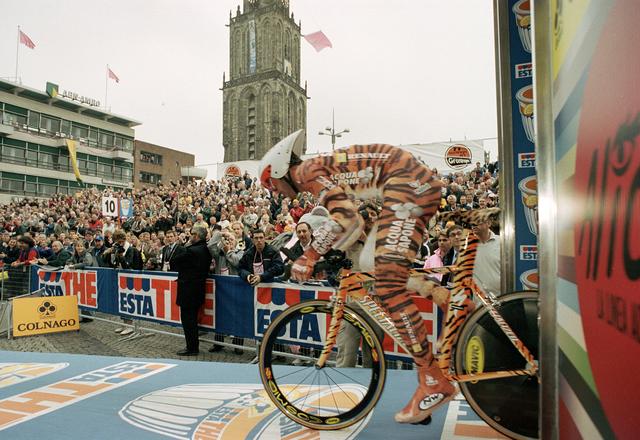 De proloog van de Giro d'Italia op de Grote Markt, met hier Mario Cipollini aan de start, trok in 2002 massale belangstelling.