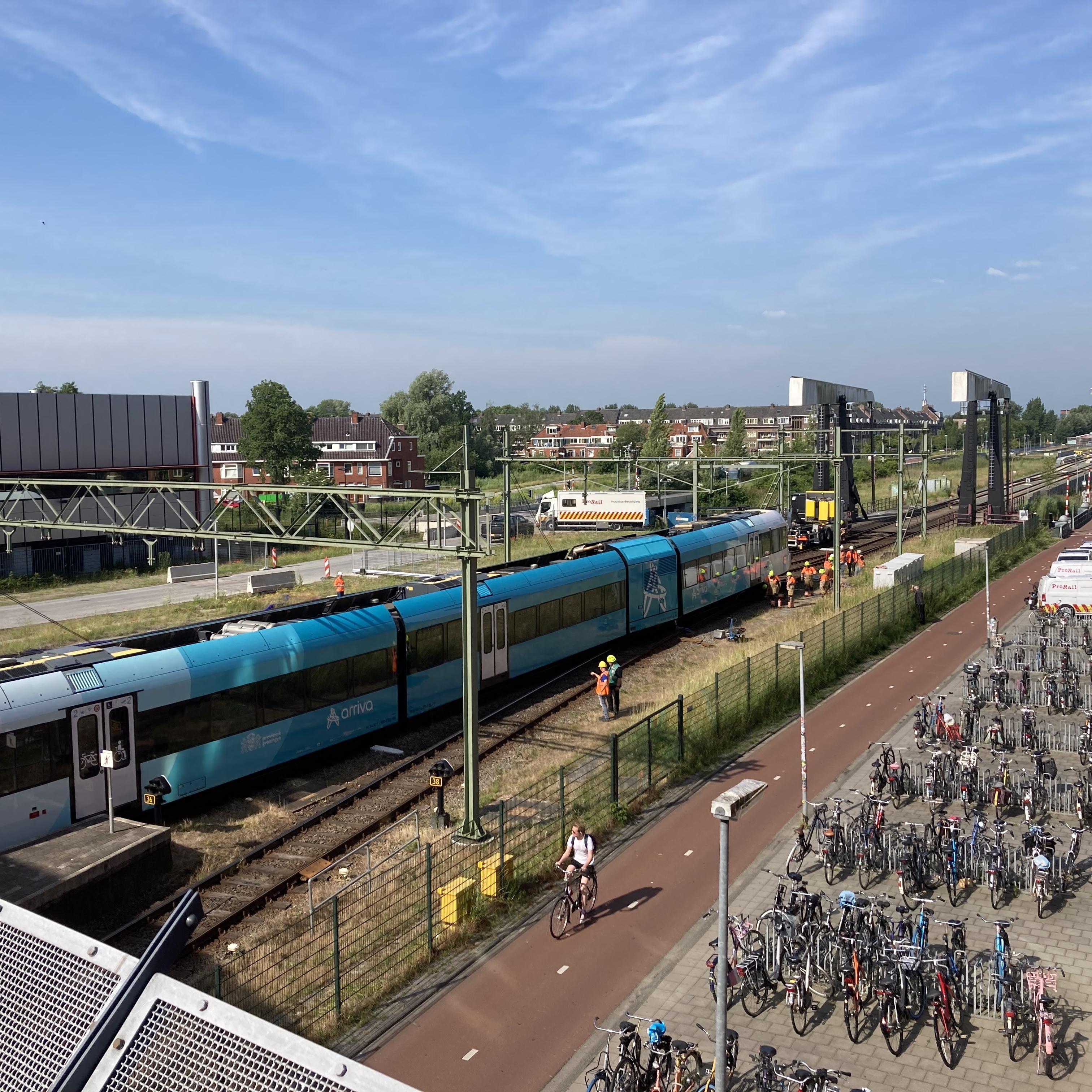 De trein van Arriva richting Leeuwarden ontspoorde net buiten station Groningen.
