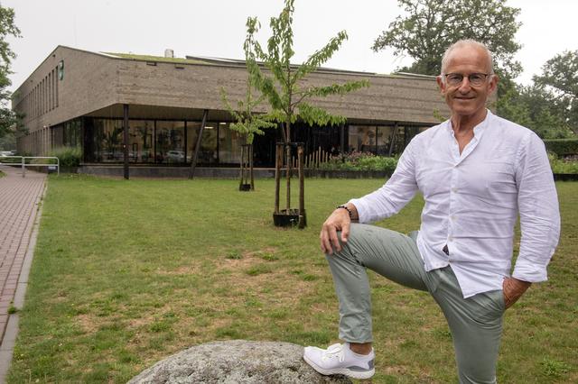 Vertrekkend directeur Henk Reuvers voor het in 2020 geopende schoolgebouw van Terra in Noordbarge. 