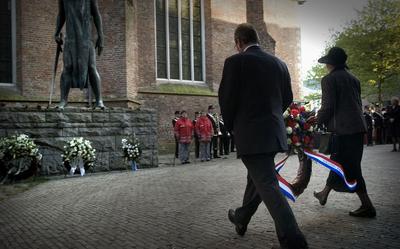 Archieffoto van de kranslegging op 4 mei 2007 op het Martinikerkhof. 