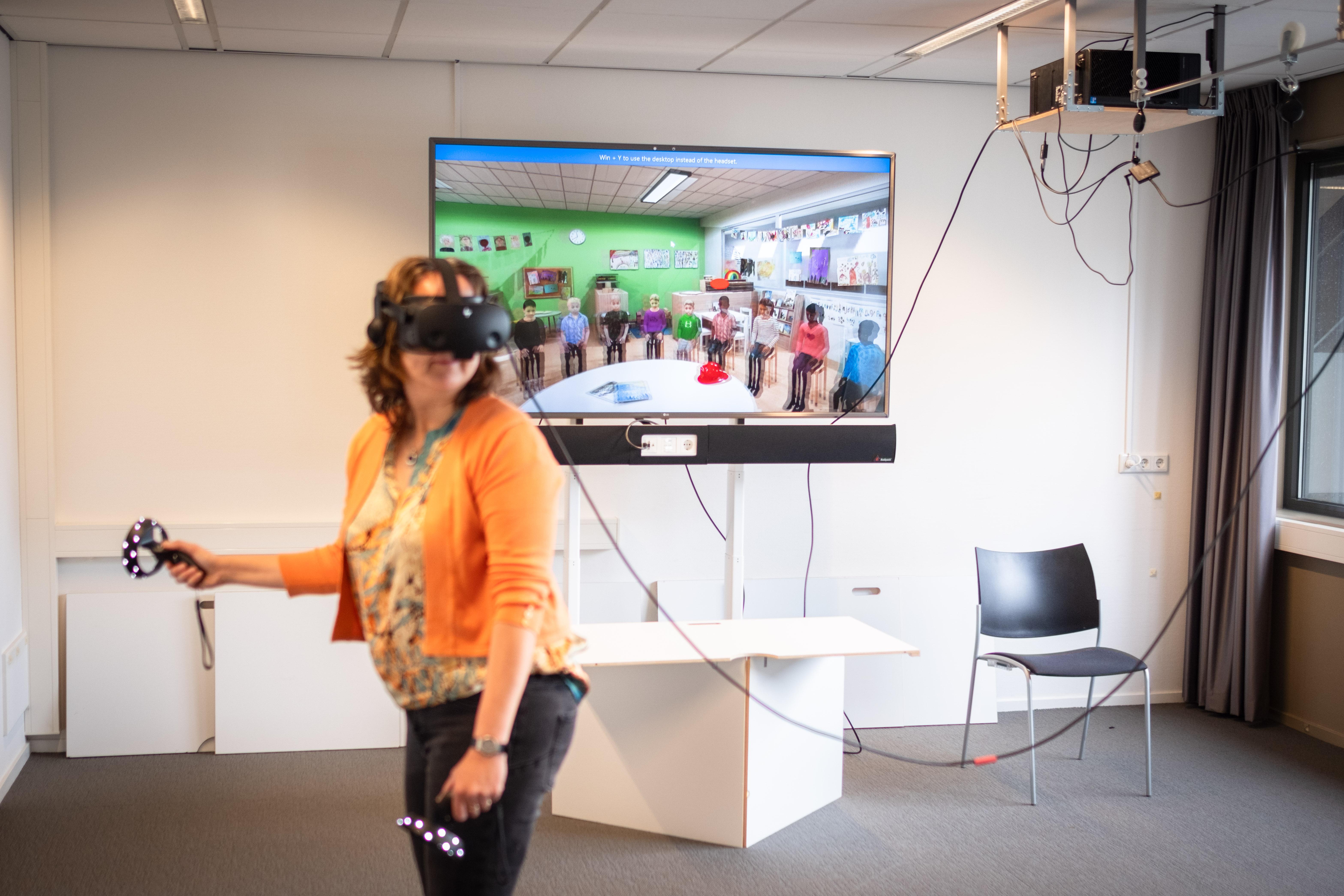 Universitair hoofddocent Marjon Fokkens-Bruinsma demonstreert hoe 'De Klas op Orde met Virtual Reality' werkt.