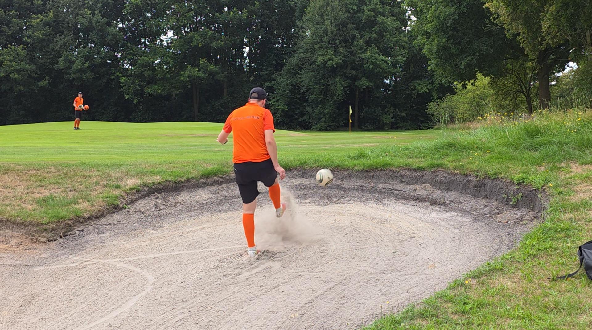 Een voetgolfer in actie tijdens de kwalificatie voor het Nederlands Kampioenschap.