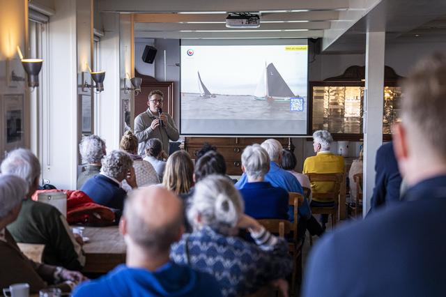 Adviseur Jens Jongsma van de winnende Gerben van Manen tijdens zijn lezing over het SKS-kampioenschap.