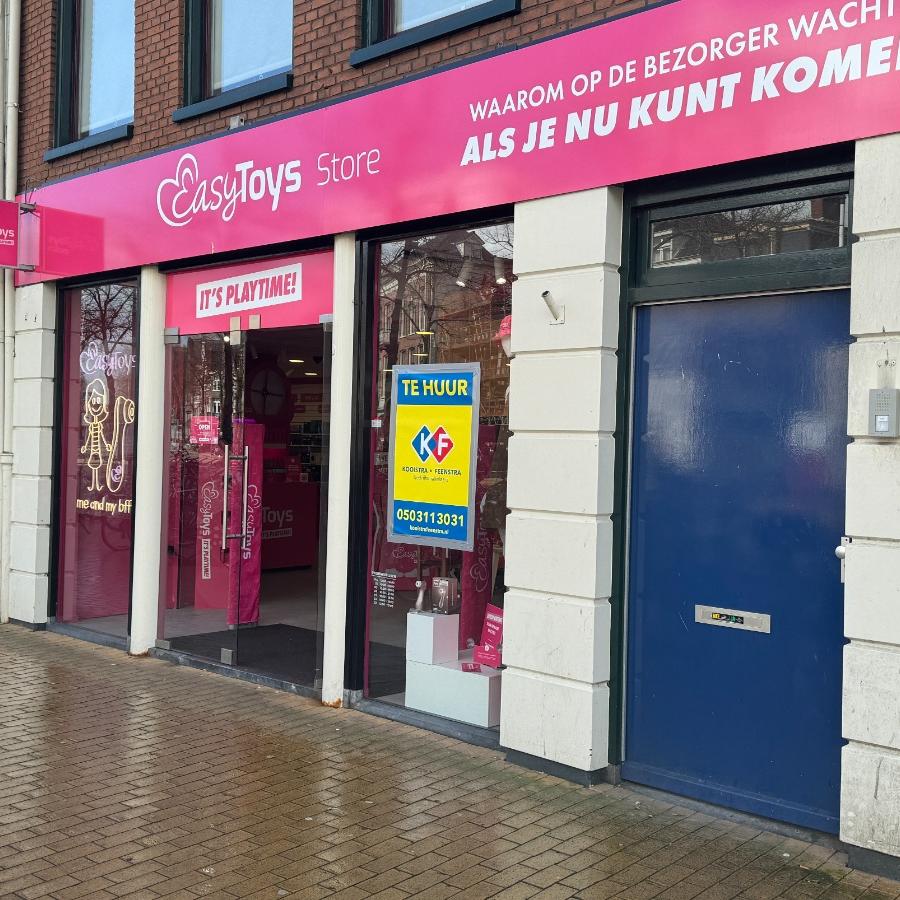 Op het raam van Easytoys hing tijdelijk een te huur-poster.