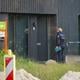 De politie doet onderzoek naar de dood van twee personen in Groningen. 