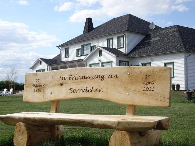                                
Achter het huis en bij de schuren heeft Klazien herinneringsborden en -bankjes neergezet, ter nagedachtenis aan Berend.                                