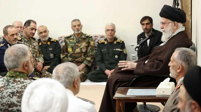 Ayatollah Ali Khamenei spreekt met een groep hoge Iraanse militairen in Teheran.