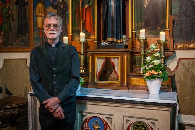 Pastoor Stiekema voor het altaar waar tot voor kort botsplinters van de heilige Gerardus Marjella werden bewaard en tentoongesteld.