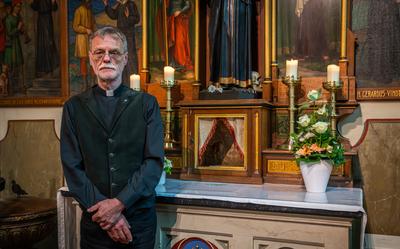 Pastoor Stiekema voor het altaar waar tot voor kort botsplinters van de heilige Gerardus Marjella werden bewaard en tentoongesteld.