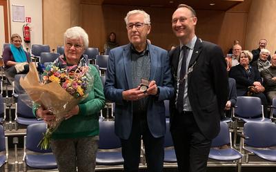 Burgemeester Jan Seton overhandigt Fred van den Beemt de erepenning.