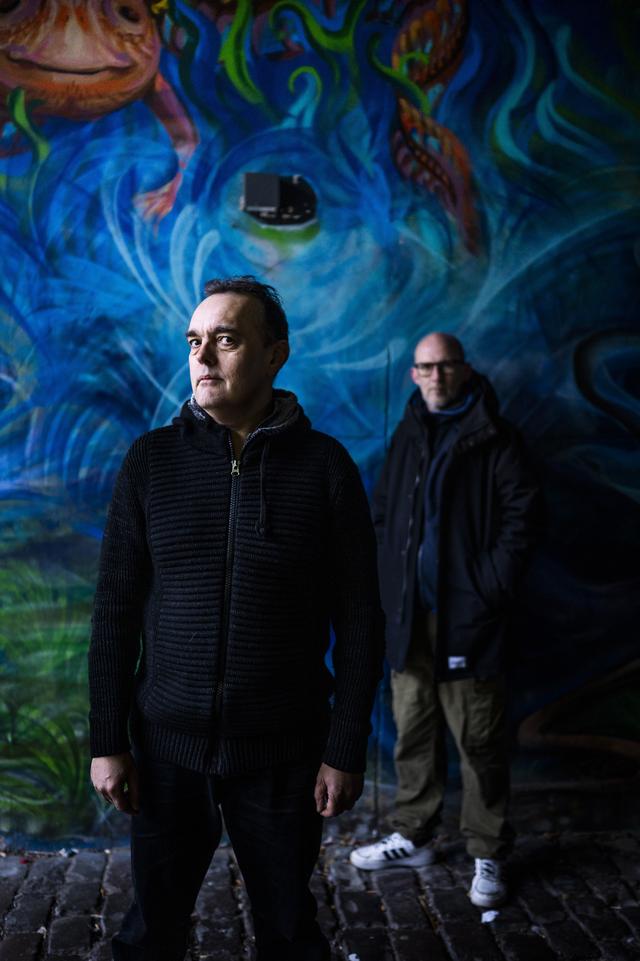 Elwin Staal (links), zoon van Ede, debuteert als vijftiger. Zijn jeugdvroend Robert Wiersum produceerde het album.