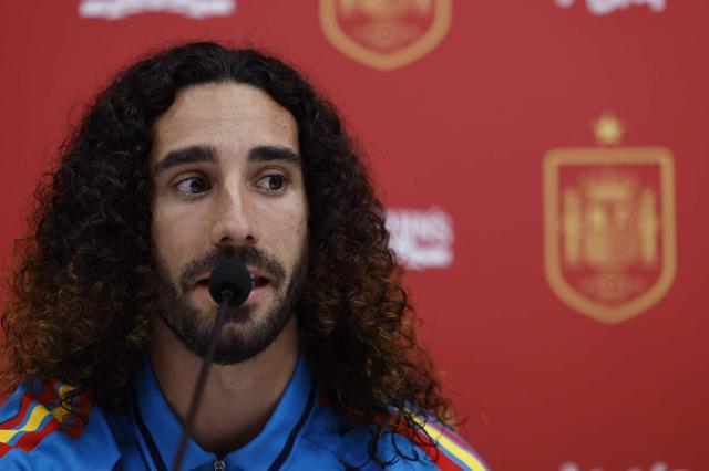 Marc Cucurella van Spanje tijdens een persconferentie. 
