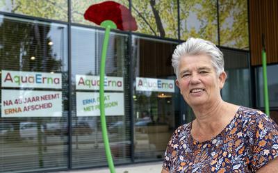 Erna Doornbos voor het zwembad in Emmen, dat vanwege haar afscheid voor even AquaErna wordt genoemd.