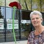 Erna Doornbos voor het zwembad in Emmen, dat vanwege haar afscheid voor even AquaErna wordt genoemd.