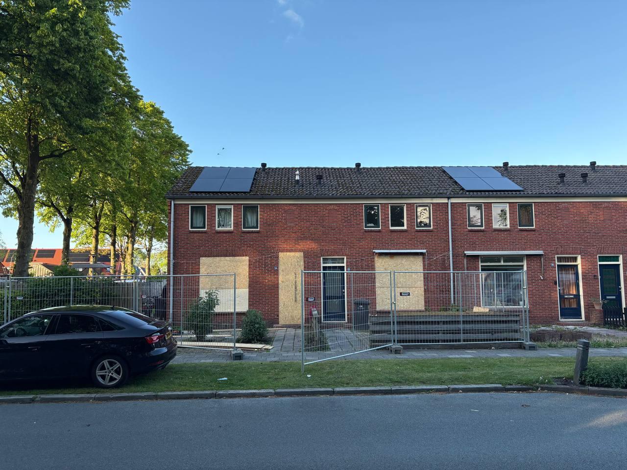Bij panden waar de verdachten zouden wonen, zijn ramen ingegooid. Vervolgens zijn de ramen dichtgetimmerd.