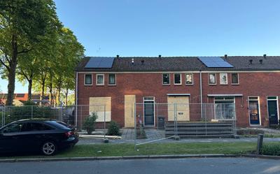 Bij panden waar de verdachten zouden wonen, zijn ramen ingegooid. Vervolgens zijn de ramen dichtgetimmerd.