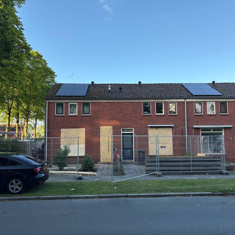 Bij panden waar de verdachten zouden wonen, zijn ramen ingegooid. Vervolgens zijn de ramen dichtgetimmerd.
