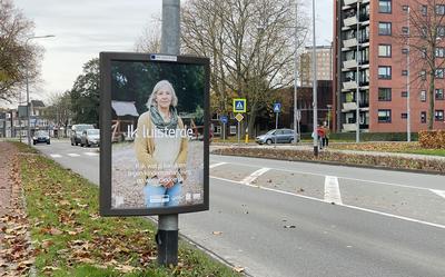 Het soort reclameborden dat aan gemeentelijke lantaarnpalen hangt