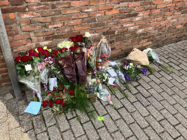 Bloemen en kaartjes ter nagedachtenis aan het slachtoffer.