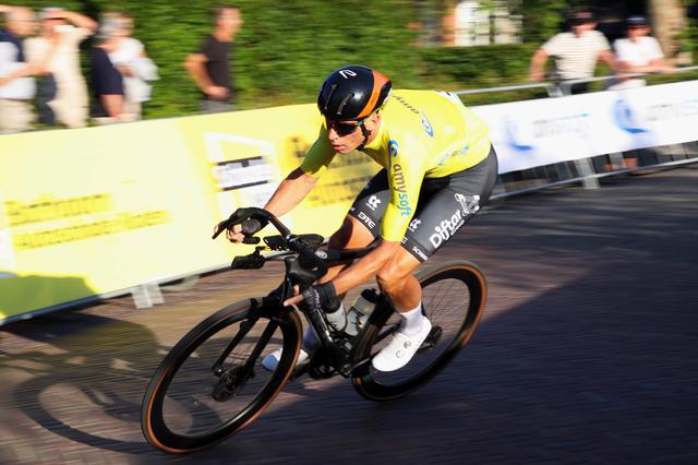 Rick Ottema vliegt in de leiderstrui door Peize.