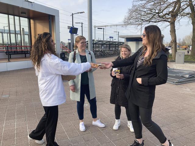 De verdubbeling van het spoor bij station Emmen-zuid is klaar, net als de verdere vernieuwing van dit station. Reizigers kregen daarom woensdagochtend een zakje met paaseitjes.