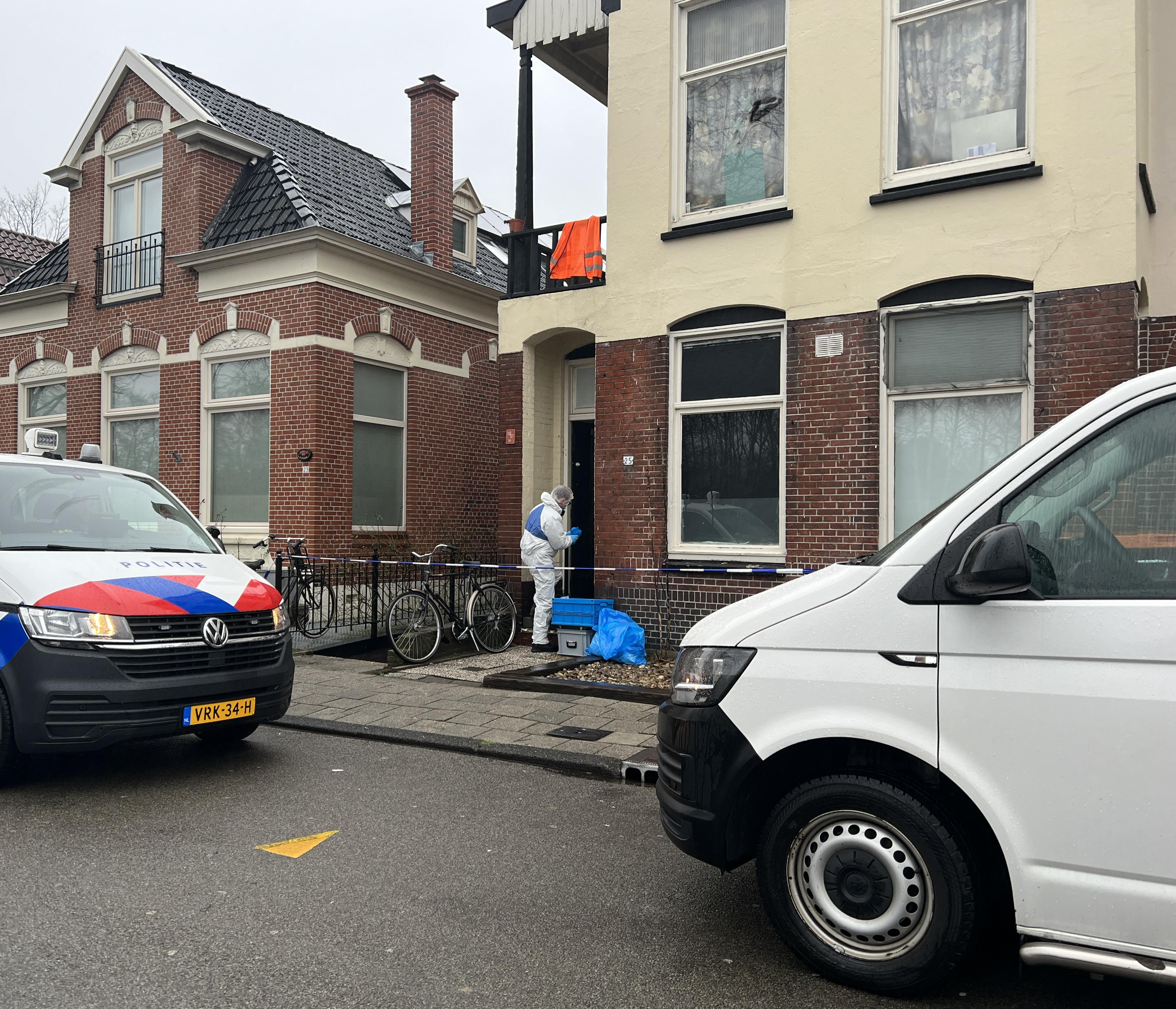 Recherche doet onderzoek bij het kamerverhuurpand in Hoogezand.