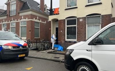 Recherche doet onderzoek bij het kamerverhuurpand in Hoogezand.
